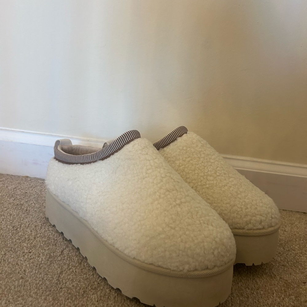 BRAND NEW UNWORN Cozy White Platform Slippers
